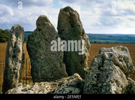 Vista se del Whispering Knights Portal dolmen, Oxfordshire, UK: 5 lastre di calcare, resti di una camera di sepoltura neolitica, caduta di pietra arenaria fondo L. Foto Stock