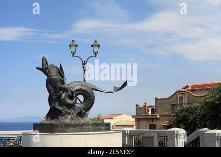 Statua della ninfa Scilla trasformata in mostro di mare dalla dea greca Circe, Piazza san Rocco, Scilla, Reggio Calabria, Italia Foto Stock