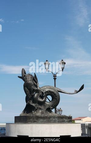 Statua della ninfa Scilla trasformata in mostro di mare dalla dea greca Circe, Piazza san Rocco, Scilla, Reggio Calabria, Italia Foto Stock