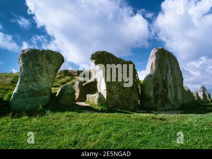 Vista guardando NW all'estremità e della tomba a chambered del Kennet Neolitico Ovest, Wiltshire, UK, che mostra la facciata di ingresso e massicce lastre di sarsen che sigillano il piazzale. Foto Stock