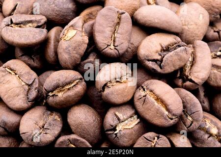 Chicchi di caffè. Marrone, semi arrostiti. Caffè su scala macro. Caffè arrosto, chicchi macinati. Foto Stock
