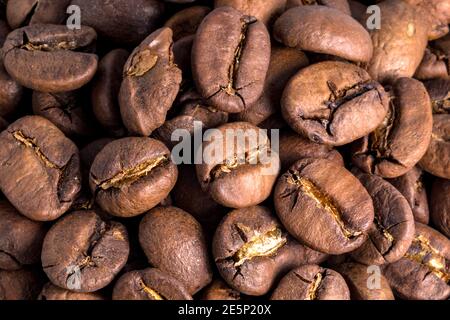 Chicchi di caffè. Marrone, semi arrostiti. Caffè su scala macro. Caffè arrosto, chicchi macinati. Foto Stock