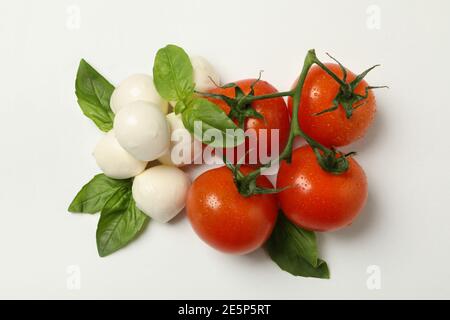Mozzarella, pomodoro e basilico su fondo bianco Foto Stock
