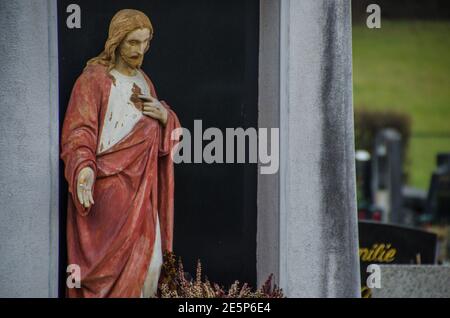 statua ecclesiastica su un cimitero Foto Stock