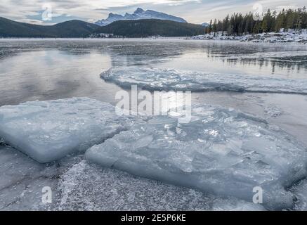 Formazioni di ghiaccio sul lago Minnewanka ghiacciato nel Parco Nazionale di Banff, Alberta, Canada Foto Stock