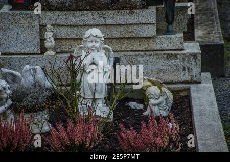 Varie figure sul cimitero Foto Stock