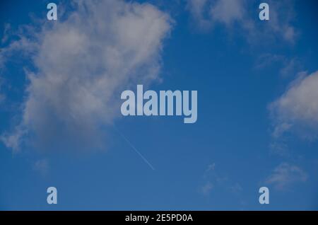 aereo al cielo con le nuvole in estate Foto Stock