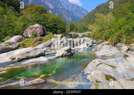 Ponte dei salti che attraversa il fiume Verzasca a Lavertezzo in Val Verzasca, Ticino in Svizzera, Europa Foto Stock