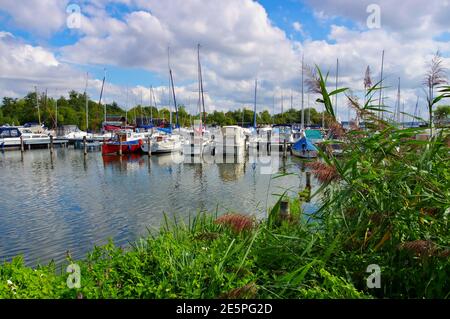 Schwerin, il porto turistico con molte barche sul lago Foto Stock