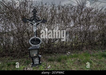 croce di ferro con iscrizione sul cimitero senza nome Foto Stock