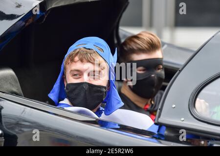 Londra, Regno Unito. 28 Gennaio 2021. Capitale prima colazione presentatore Roman Kemp & co presentatore Sunny Jay in un Batmobile fuori degli studi di capitale per i Romani 28 compleanno.Roman Kemp è stato dotato un Batmobile come un bambino dal suo padrino George Michael e ha ancora esso. I co-ospiti Sonny e Sian lo stanno rendendo una realtà per lui. Credit: SOPA Images Limited/Alamy Live News Foto Stock