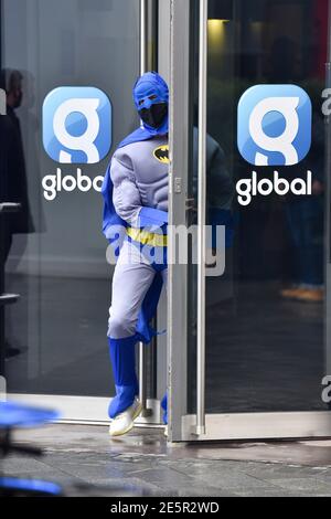 Londra, Regno Unito. 28 Gennaio 2021. Capital Breakfast presentatore Roman Kemp vestito in costume Batman cammina attraverso la Capital radio Studios.Roman Kemp è stato dotato di un Batmobile come un bambino dal suo padrino George Michael e ha ancora esso. I co-ospiti Sonny e Sian lo stanno rendendo una realtà per lui. Credit: SOPA Images Limited/Alamy Live News Foto Stock