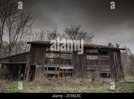 vecchio fienile di legno abbandonato in natura Foto Stock