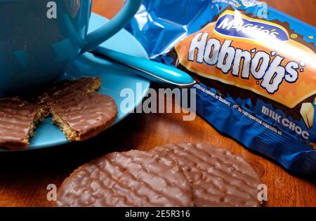 pacchetto di biscotti di hobbo al cioccolato su un tavolo di legno, norfolk, inghilterra Foto Stock