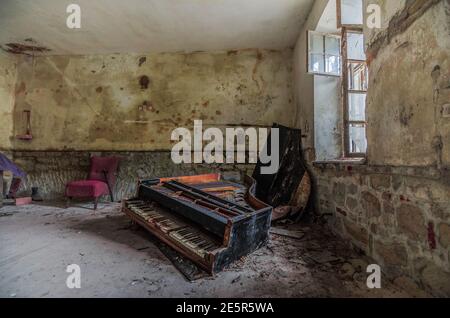 bel piano antico in una casa abbandonata Foto Stock