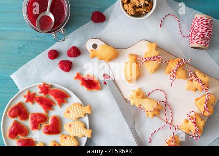 Cottura dei biscotti natalizi. Foto Stock