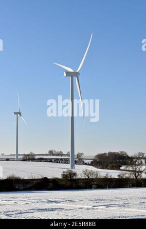 Turbine eoliche alte 125 metri in un parco eolico su terreni agricoli nel Buckinghamshire. Foto Stock