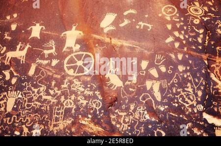 Petroglifi su giornale Rock nel Canyonlands National Park, Utah, Stati Uniti Foto Stock