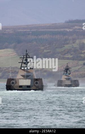 Due corvette di classe Skjold della marina norvegese, con IL KNM Steil (P963) che guida IL KNM Gnist (P965) oltre Greenock all'inizio del Joint Warrior 13-1. Foto Stock