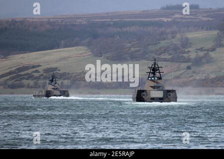 Due corvette di classe Skjold della marina norvegese, con IL KNM Steil (P963) che guida IL KNM Gnist (P965) oltre Greenock all'inizio del Joint Warrior 13-1. Foto Stock