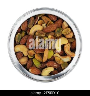 Vista dall'alto del pistacchio, delle mandorle e delle noci di anacardi in una lattina aperta isolata su uno sfondo bianco. Foto Stock