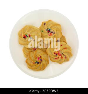 Piatto di biscotti shortbread con spruzzette isolate su fondo bianco. Foto Stock