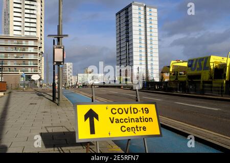 LONDRA - 28 GENNAIO 2020: Cartello per il Covid-19 Vaccination Center a Stratford East London Foto Stock