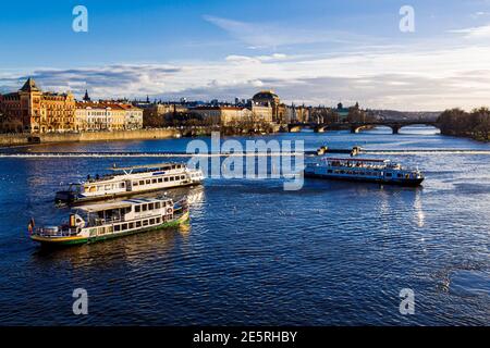 Praga, Czechia - 14 dicembre 2017: Navi turistiche sul fiume Moldava. Foto Stock