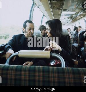 VICKY LEANDROS, griechische Sängerin, nimmt am Grand Prix Eurovision de la Chanson teil a Edimburgo, 1972, hier im Bus mit ihrem Vater, Sänger und Texter LEO LEANDROS. VICKY LEANDROS, cantante greca, partecipa al concorso di canto Grand Prix Eurovision de la Chanson di Edingurgh, 1972, sulla foto VICKY LEANDROS e suo padre, cantante e cantautore LEO LEANDROS. Foto Stock