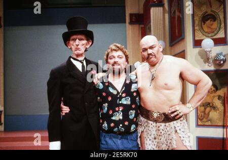 Donnerlippchen – Spiele ohne Gewähr, Spielshow, Deutschland 1986 - 1988, Moderator Jürgen von der Lippe zwischen Chappy dem Vollstrecker (Links) und Dr. Klinker-Emden. Foto Stock