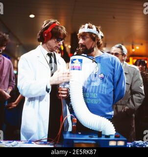 Donnerlippchen – Spiele ohne Gewähr, Spielshow, Deutschland 1986 - 1988, Helge Schneider nutzt Moderator Jürgen von der Lippe zu einem experiment. Foto Stock