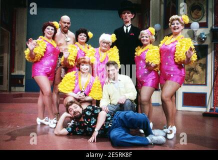 Donnerlippchen – Spiele ohne Gewähr, Spielshow, Deutschland 1986 - 1988, Moderator Jürgen von der Lippe mit Chappy dem Vollstrecker und D.Klinker-Emden und Seniorinnen-Tanzgruppe. Foto Stock