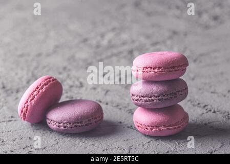 Bella colorata deliziosi dessert makarons, stack sulla pietra grigia sullo sfondo Foto Stock