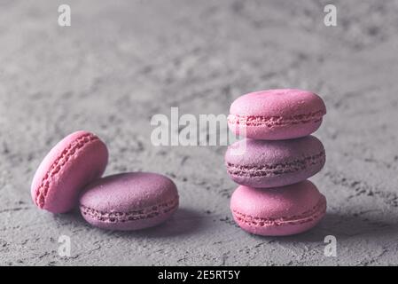 Bella colorata deliziosi dessert makarons, stack sulla pietra grigia sullo sfondo Foto Stock