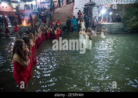 Kathmandu, Nepal. 28 Gennaio 2021. I devoti indù eseguono rituali mentre bagni nel fiume Shali durante il festival Swasthani Brata katha. Madhav Narayan festival o Swasthani Brata katha è un festival in cui i devoti recitano sacre scritture dedicate alla dea indù Swasthani e Lord Shiva. Le donne indù nepalesi che non sono sposate pregano per un buon marito mentre sono sposate pregano per la lunga vita del loro marito. Credit: SOPA Images Limited/Alamy Live News Foto Stock