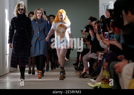 Vivienne Westwood si unisce ai suoi modelli sulla passerella dopo la presentazione della collezione Vivienne Westwood Red Label Autumn/Winter 2013 durante la London Fashion Week, 17 febbraio 2013. REUTERS/Suzanne Plunkett (GRAN BRETAGNA - Tag: MODA)
