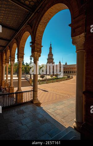 Siviglia, Spagna, ampia vista sulla famosa Plaza de Espana, luce del giorno soleggiata, cielo blu. Dettagli architettonici del palazzo. Foto Stock