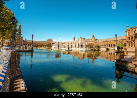 Siviglia, Spagna, ampia vista sulla famosa Plaza de Espana, luce del giorno soleggiata, cielo blu. Dettagli architettonici del palazzo. Foto Stock