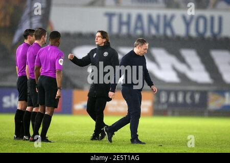 Steve Cooper, il capo allenatore/manager della città di Swansea (r) e Thomas Frank, il manager di Brentford (c) ringraziano i funzionari della partita alla fine del gioco. EFL Skybet Championship, Swansea City contro Brentford al Liberty Stadium di Swansea mercoledì 27 gennaio 2021. Questa immagine può essere utilizzata solo per scopi editoriali. Solo per uso editoriale, è richiesta una licenza per uso commerciale. Nessun utilizzo nelle scommesse, nei giochi o nelle pubblicazioni di un singolo club/campionato/giocatore. pic di Andrew Orchard/Andrew Orchard sports photography/Alamy Live news Foto Stock