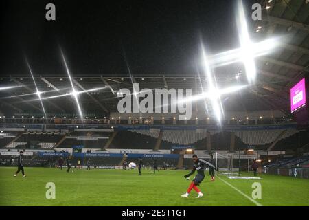 Swansea, Regno Unito. 27 gennaio 2021. I giocatori di Brentford si riscaldano prima della partita.EFL Skybet Championship, Swansea City contro Brentford al Liberty Stadium di Swansea mercoledì 27 gennaio 2021. Questa immagine può essere utilizzata solo per scopi editoriali. Solo per uso editoriale, è richiesta una licenza per uso commerciale. Nessun utilizzo nelle scommesse, nei giochi o nelle pubblicazioni di un singolo club/campionato/giocatore. pic di Andrew Orchard/Andrew Orchard sports photography/Alamy Live news Credit: Andrew Orchard sports photography/Alamy Live News Foto Stock