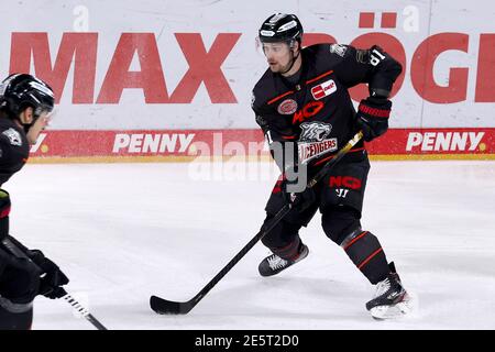 Norimberga, Germania. 26 gennaio 2021. Hockey su ghiaccio: DEL, Nürnberg Ice Tigers - Augsburg Panthers, Main Round, Matchday 12, all'Arena Nürnberger Versicherung. Andrej Bires di Norimberga suona il puck. Credit: Daniel Karmann/dpa/Alamy Live News Foto Stock