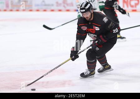 Norimberga, Germania. 26 gennaio 2021. Hockey su ghiaccio: DEL, Nürnberg Ice Tigers - Augsburg Panthers, Main Round, Matchday 12, all'Arena Nürnberger Versicherung. Eric Cornel di Norimberga suona il puck. Credit: Daniel Karmann/dpa/Alamy Live News Foto Stock