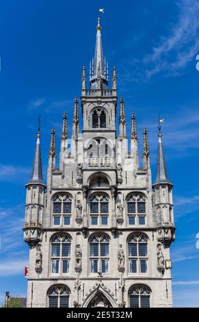 Torri sulla facciata dello storico municipio di Gouda, Paesi Bassi Foto Stock