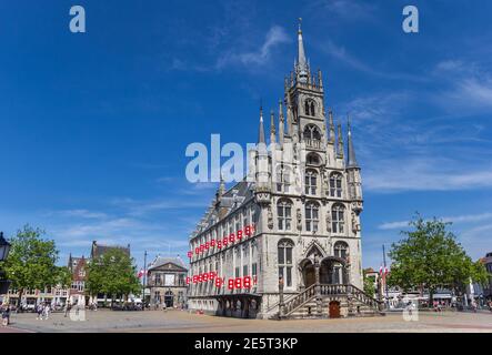 Edificio storico del municipio sulla piazza centrale del mercato di Gouda, Paesi Bassi Foto Stock