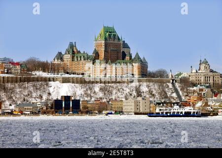 Chateau Frontenac e il ghiaccio ghiacciato coperto Saint Lawrence fiume in Quebec, Canada Foto Stock