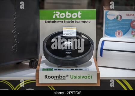 BELGRADO, SERBIA - 8 GIUGNO 2019: Logo iRobot davanti a un aspirapolvere roomba in vendita a Belgrado, Roomba è un aspirapolvere robot sviluppato da a. Foto Stock