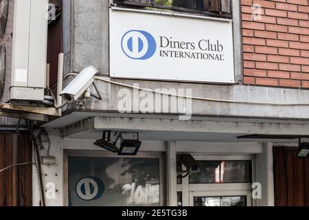 BELGRADO, SERBIA - 8 GIUGNO 2019: Il logo internazionale del Diners Club davanti al loro ufficio per la Serbia. Diners club è una carta di credito e di pagamento comp Foto Stock
