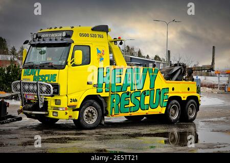 Volvo FH12 veicolo di recupero per servizi pesanti di Heavy Rescue Europe Oy, utilizzato per il traino di semirimorci parcheggiati all'arresto del veicolo. Salo, Finlandia. 23 gennaio 2021 Foto Stock