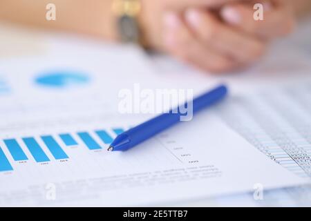 Penna a sfera su documenti con grafici e diagrammi in primo piano Foto Stock