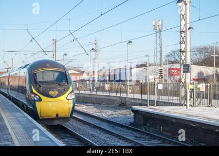 Treno con partenza,partenza,Warrington Quay,stazione ferroviaria,piattaforma,Warrington,Lancashire,Cheshire,rive del fiume Mersey,Nord-ovest,Inghilterra,inglese,città,città,Regno Unito,GB,Gran Bretagna,inglese, Foto Stock